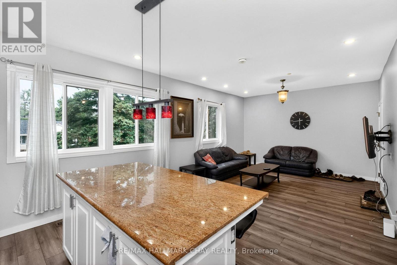 371 BARRIE ROAD - 21