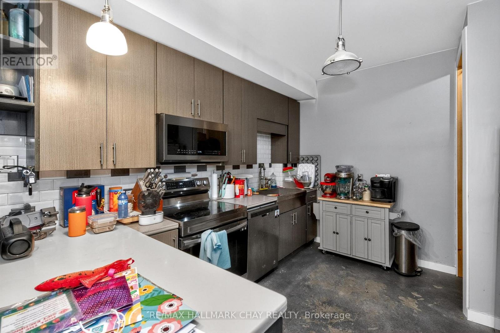371 BARRIE ROAD - 25