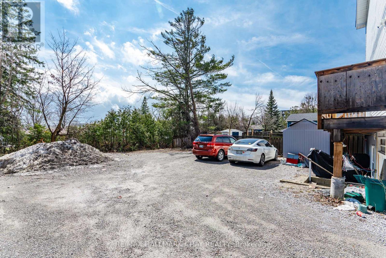 371 BARRIE ROAD - 37