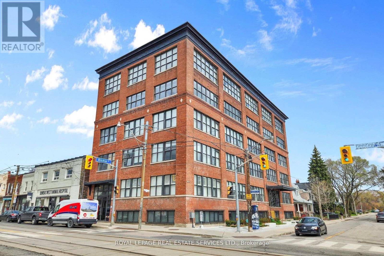 #405 2154 DUNDAS STREET W - 1