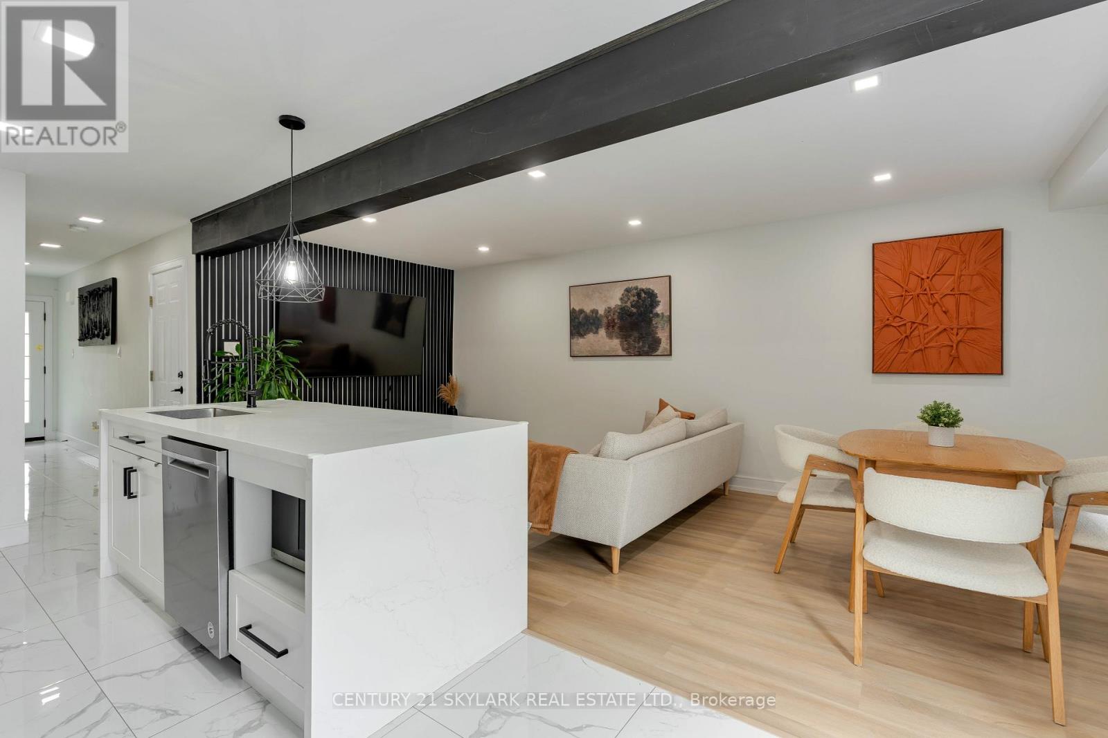 #15 1385 UPPER WENTWORTH STREET - 15