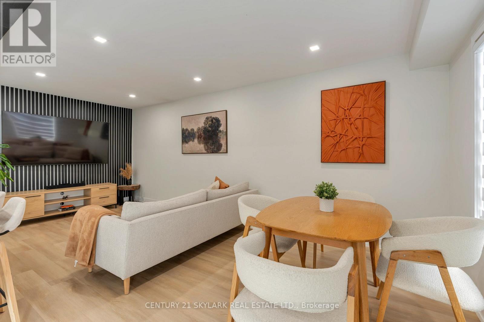 #15 1385 UPPER WENTWORTH STREET - 17