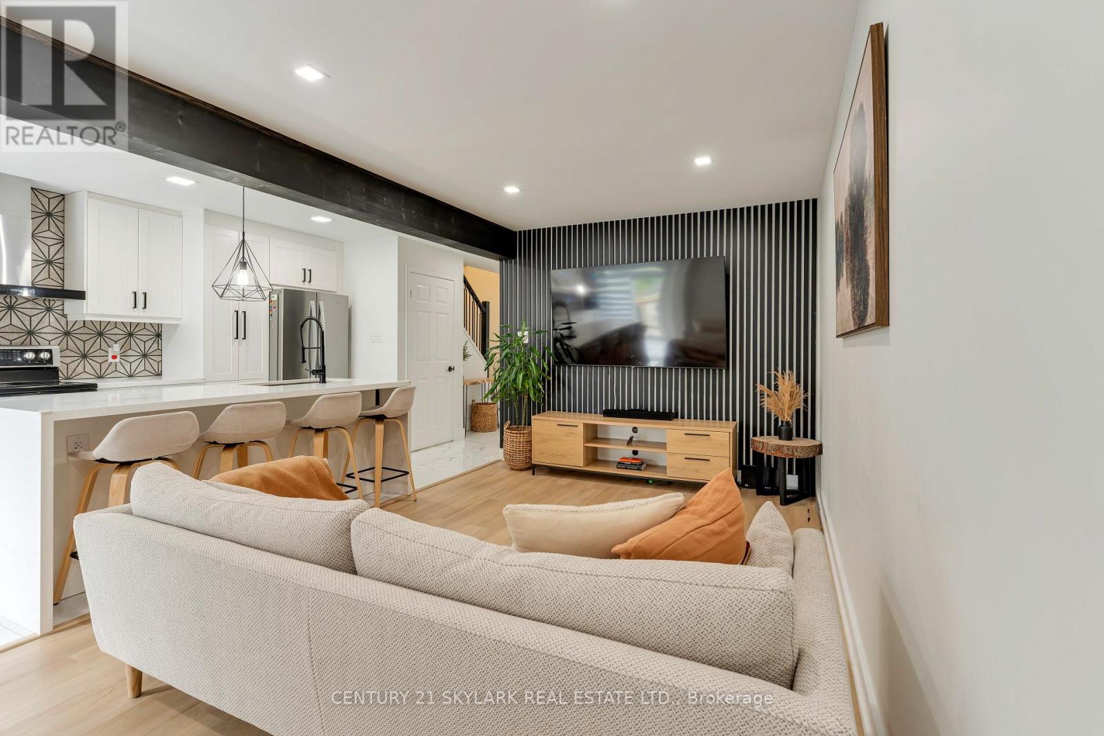 #15 1385 UPPER WENTWORTH STREET - 19