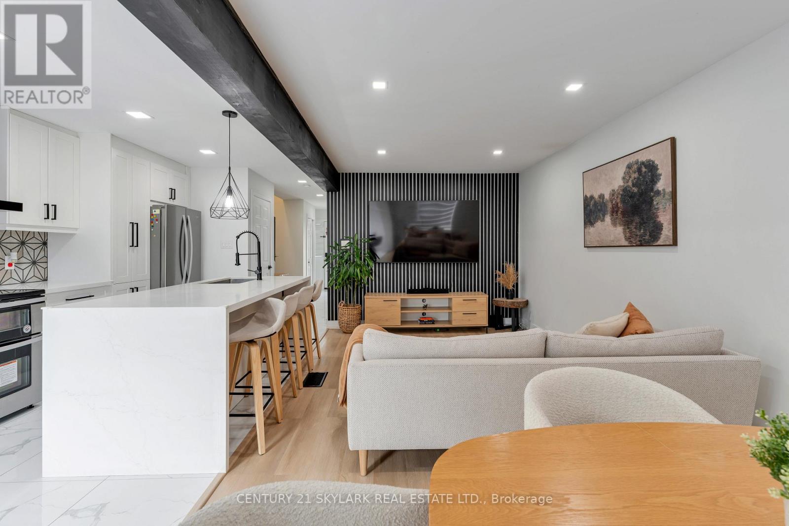 #15 1385 UPPER WENTWORTH STREET - 21