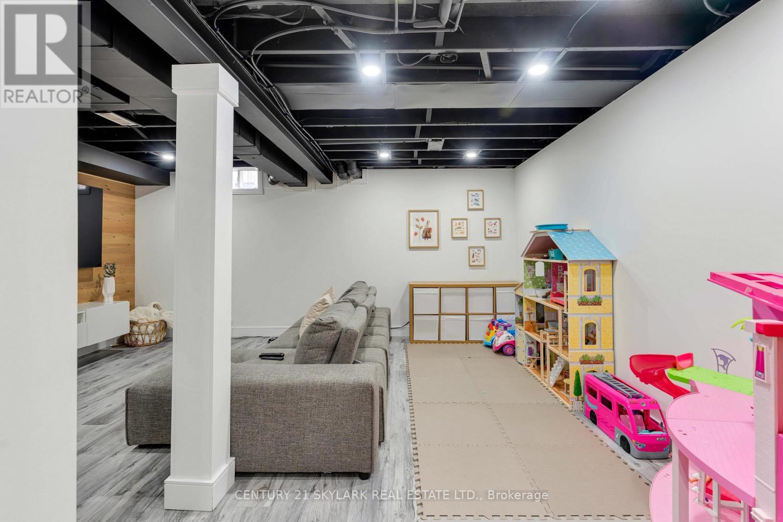 #15 1385 UPPER WENTWORTH STREET - 36