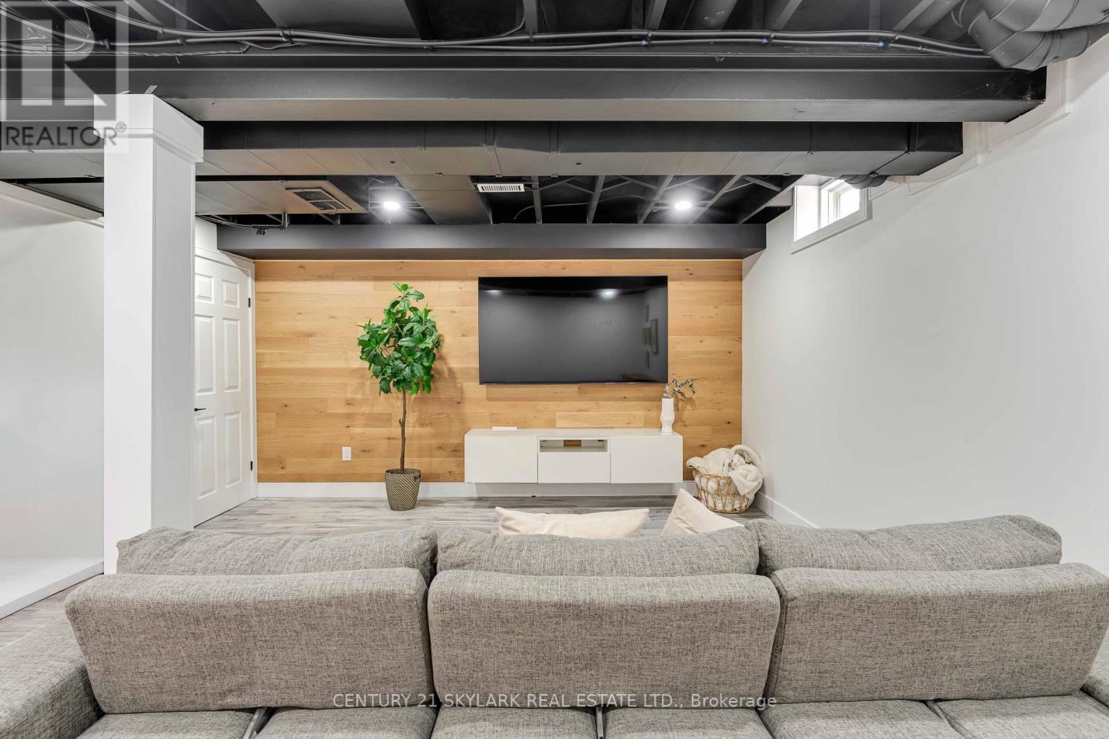 #15 1385 UPPER WENTWORTH STREET - 38