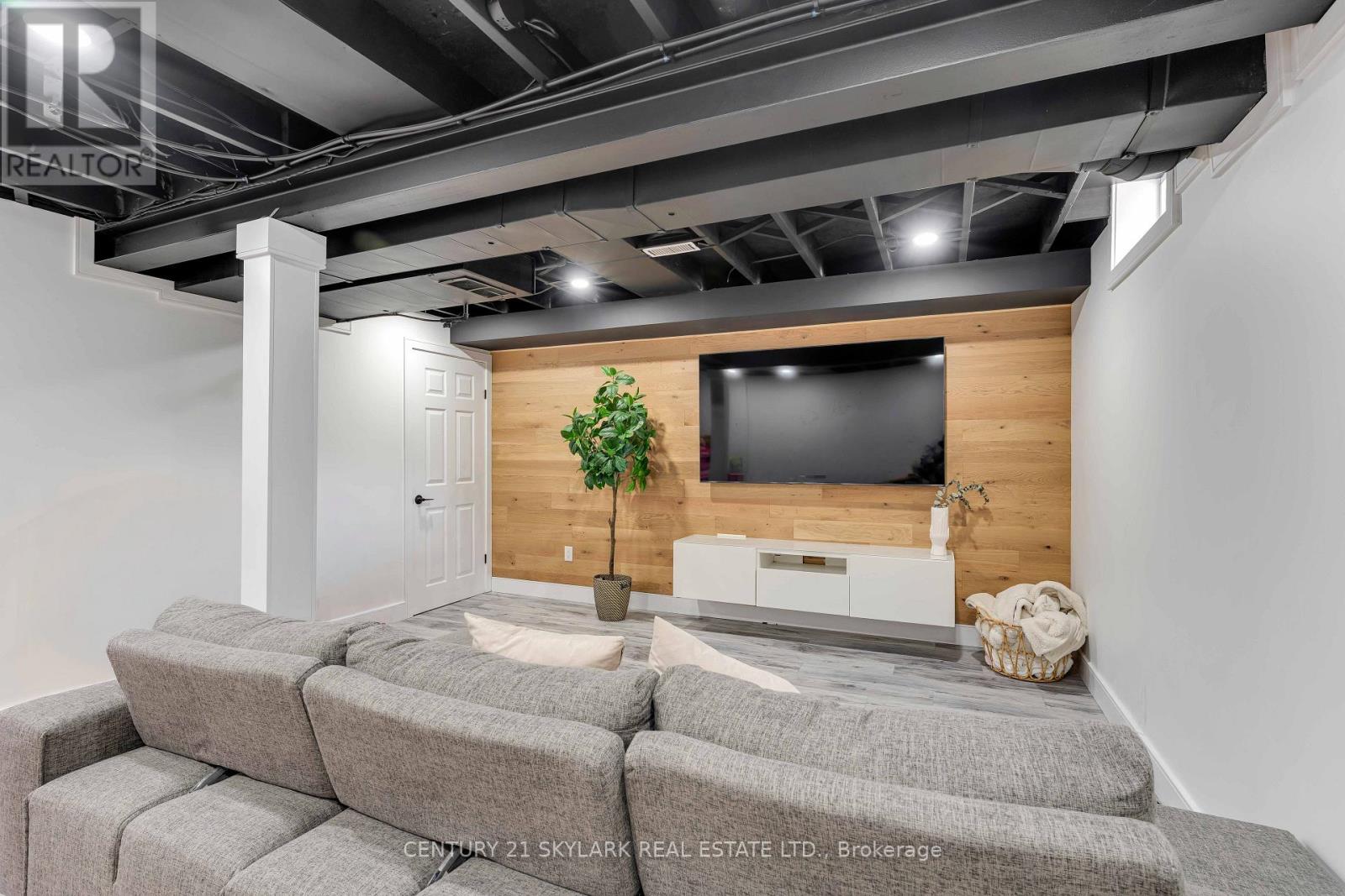 #15 1385 UPPER WENTWORTH STREET - 39