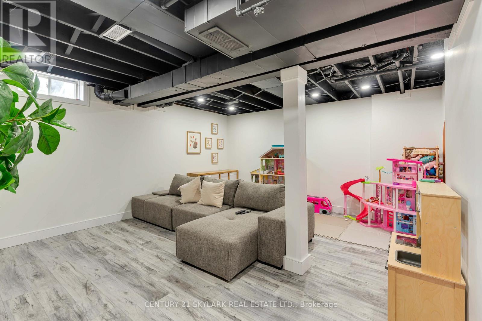 #15 1385 UPPER WENTWORTH STREET - 41