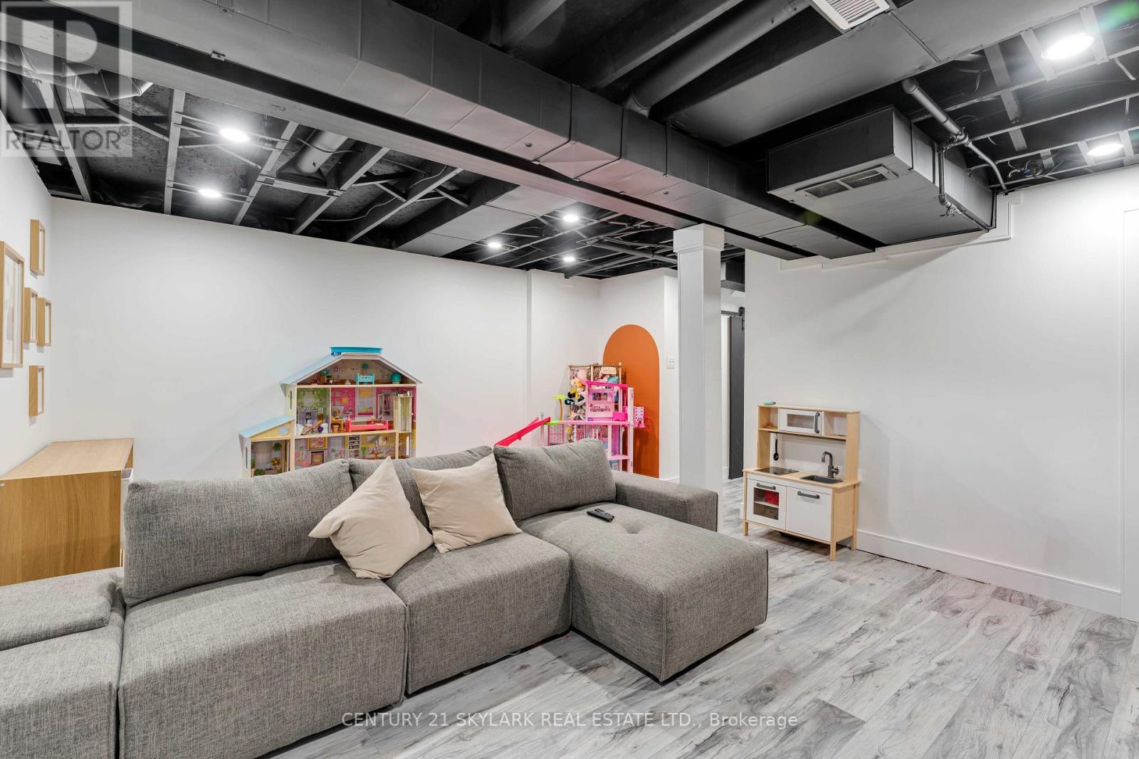 #15 1385 UPPER WENTWORTH STREET - 42