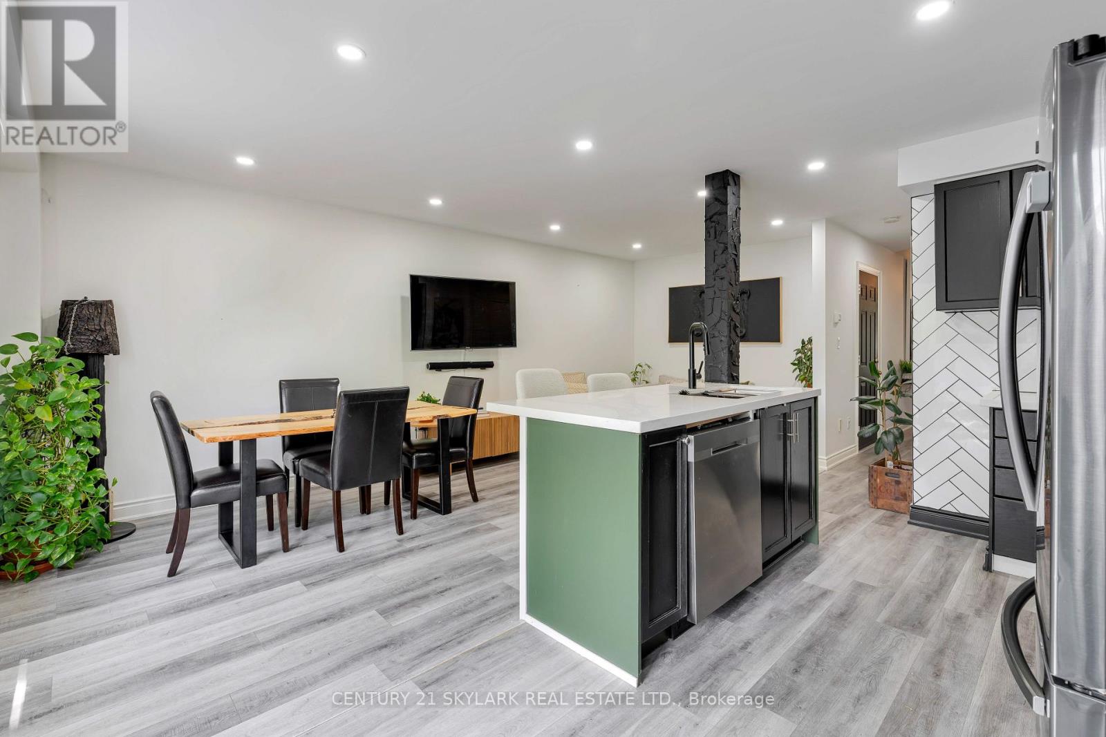 #18 10 CADHAM BOULEVARD - 16