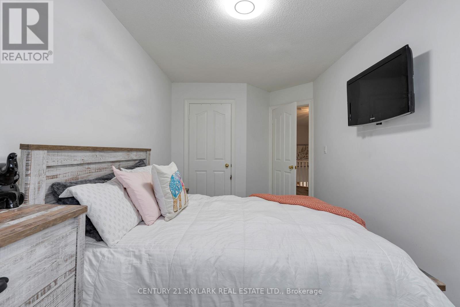 #18 10 CADHAM BOULEVARD - 24