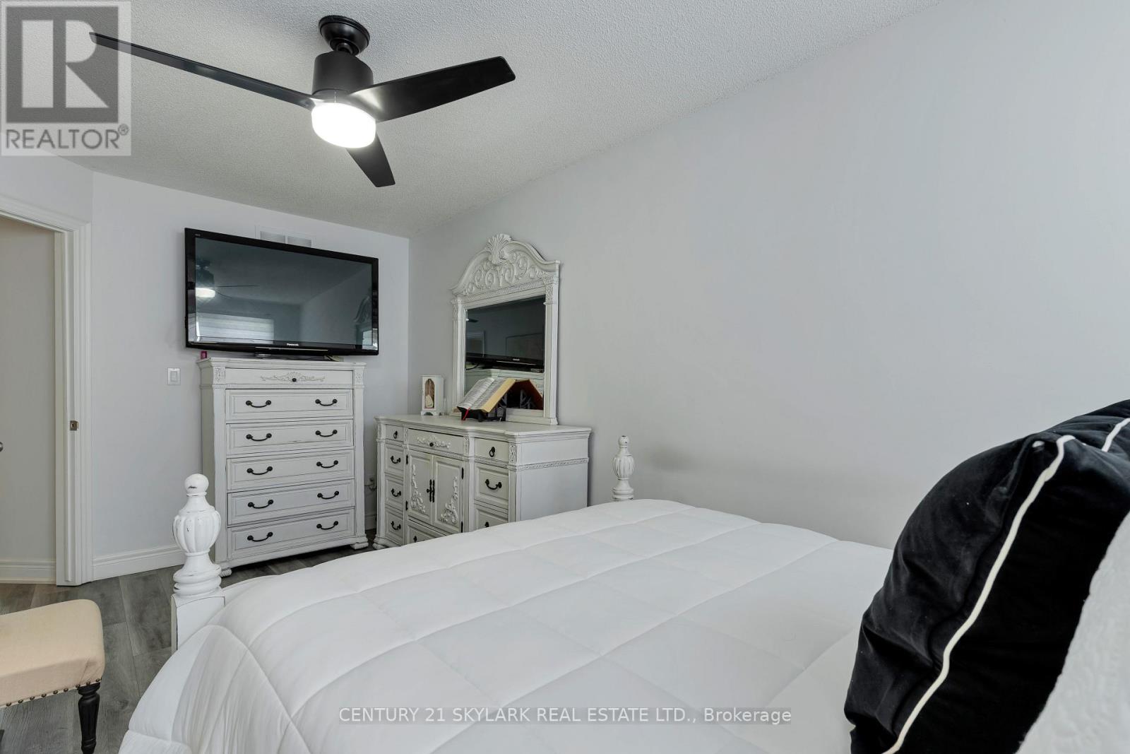#18 10 CADHAM BOULEVARD - 27