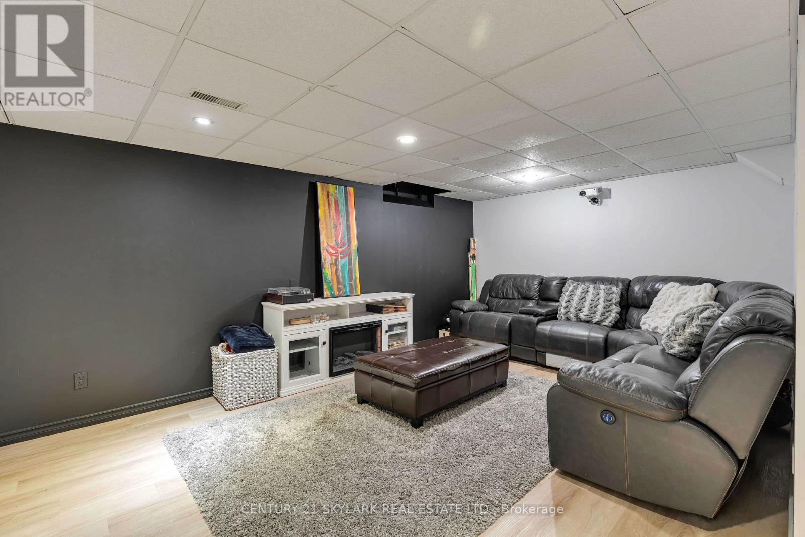 #18 10 CADHAM BOULEVARD - 33