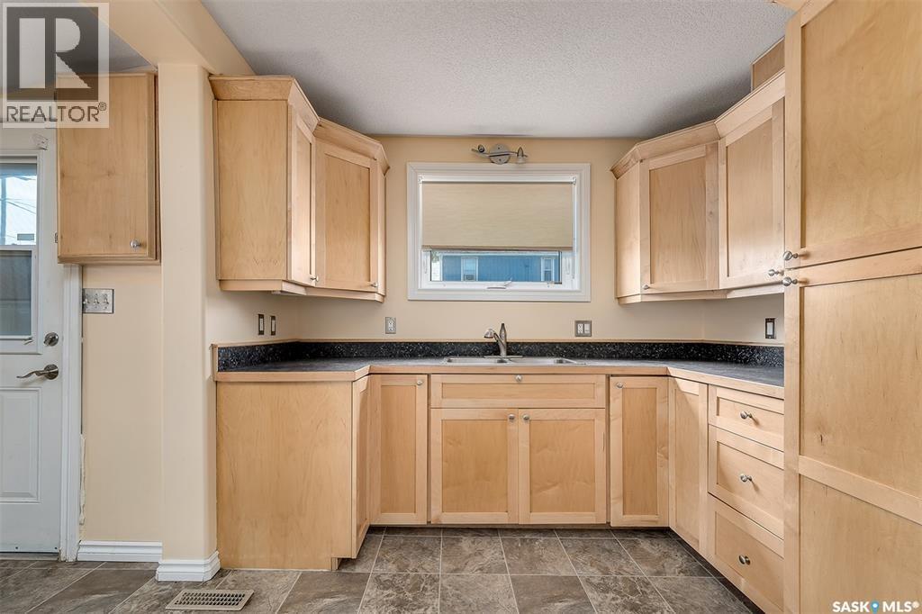 377 Fairford STREET W - 17