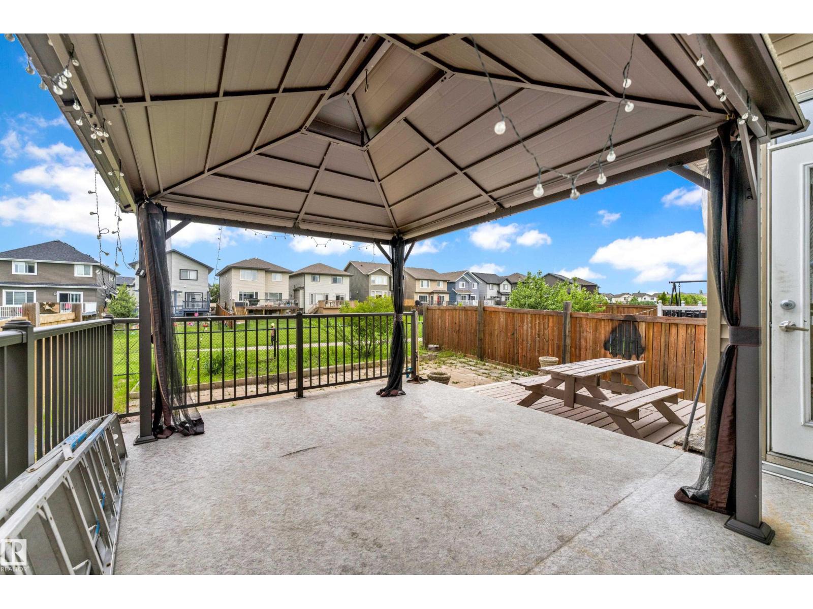 5432 20 AV SW — photo 38