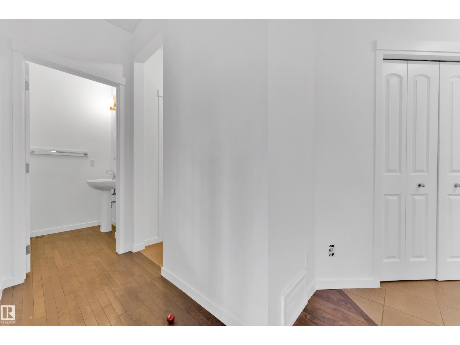 5432 20 AV SW — photo 9