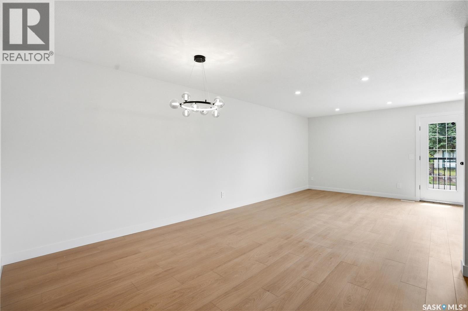 116 (114) Hall CRESCENT — photo 6