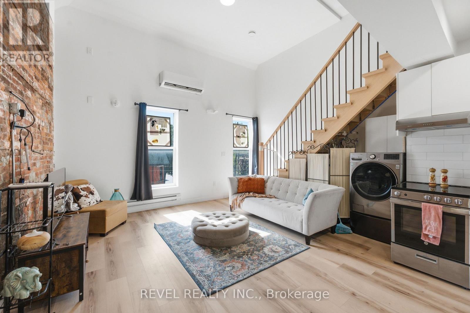 45 WELLINGTON STREET N - 11