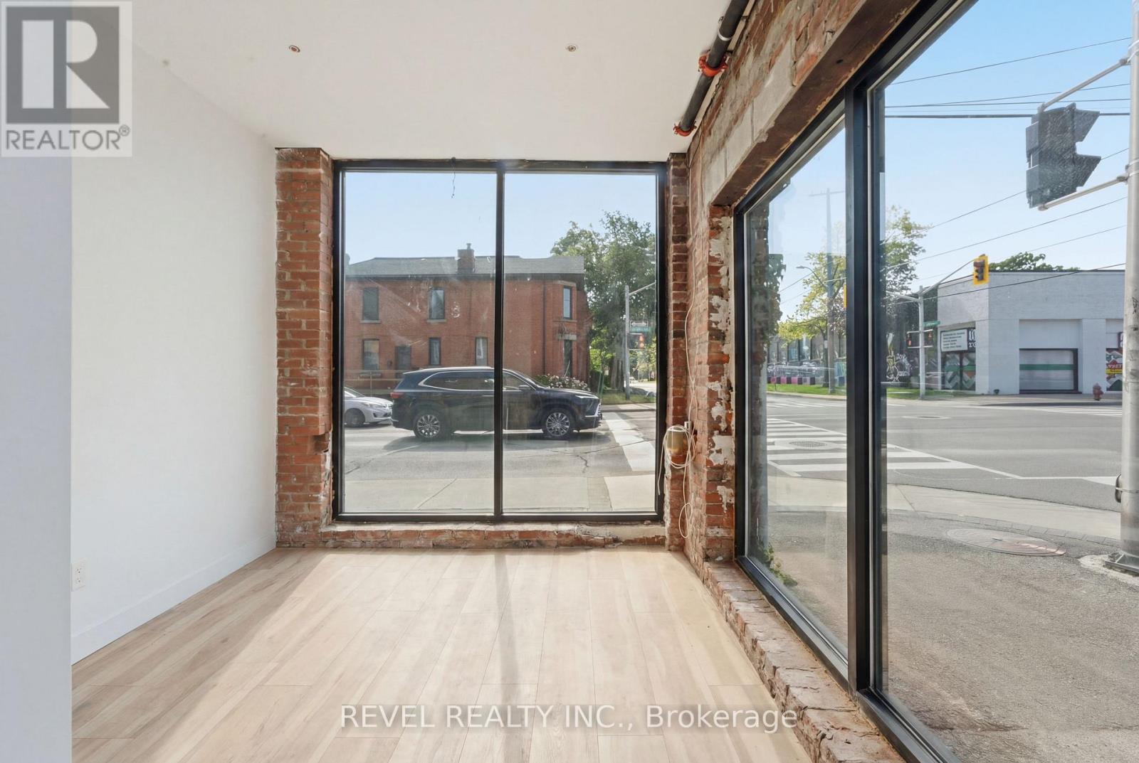 45 WELLINGTON STREET N - 29