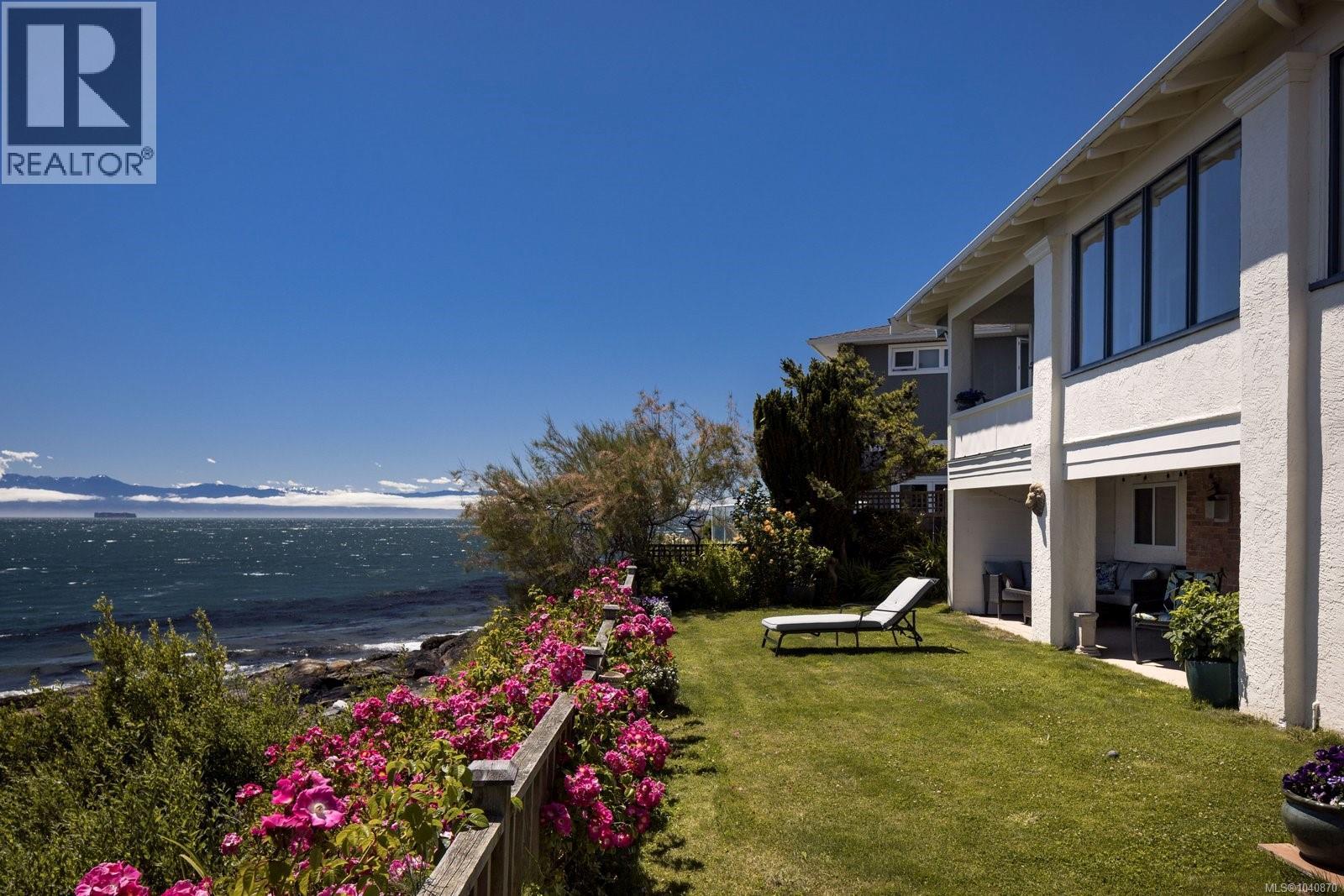 1821 Hollywood Cres - 2
