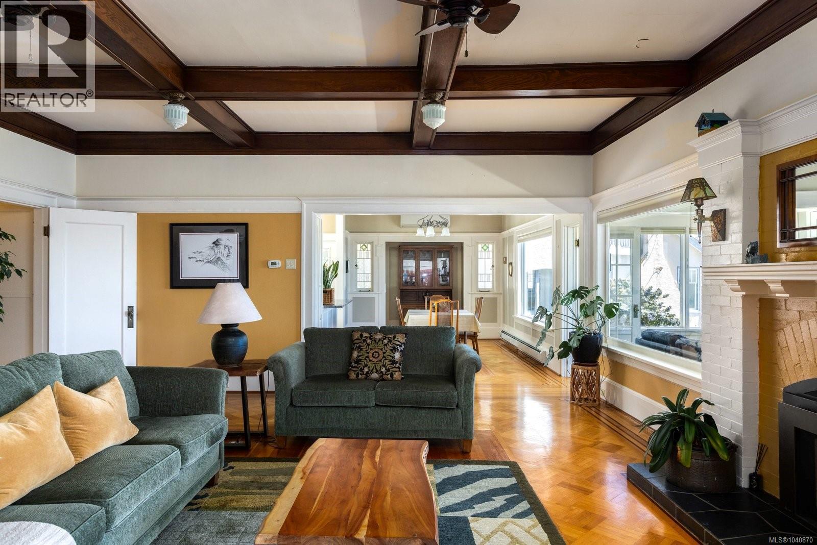 1821 Hollywood Cres - 21