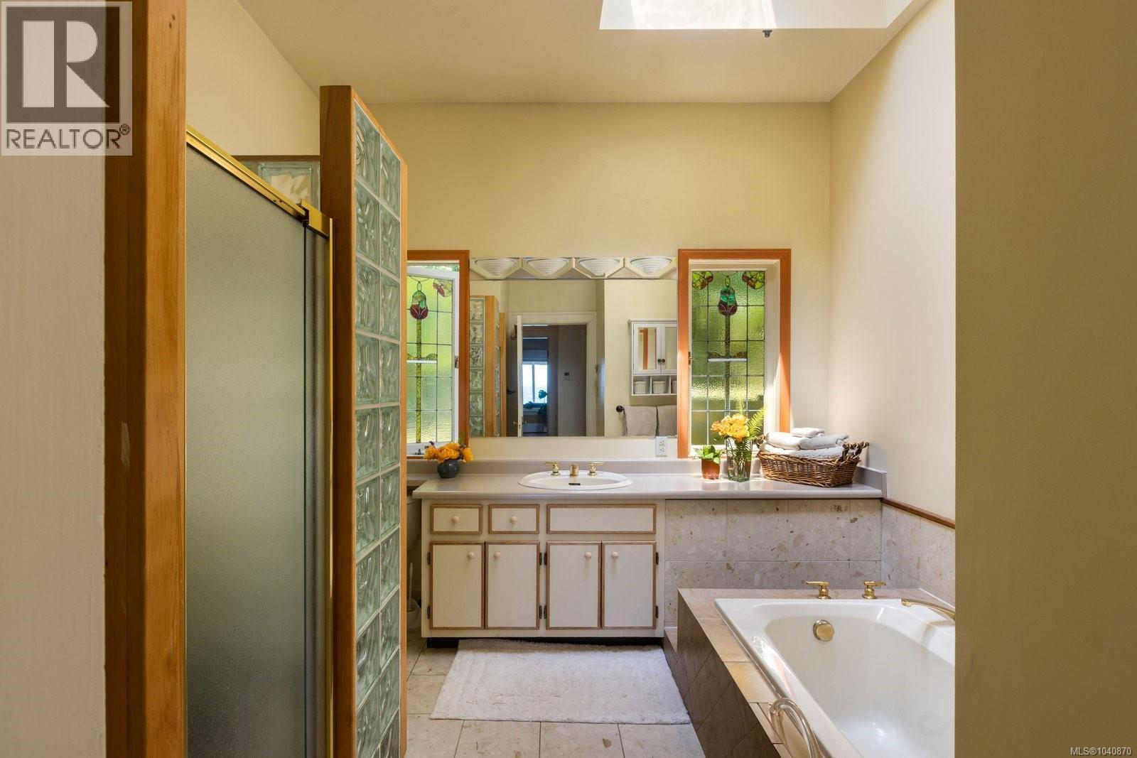 1821 Hollywood Cres - 22