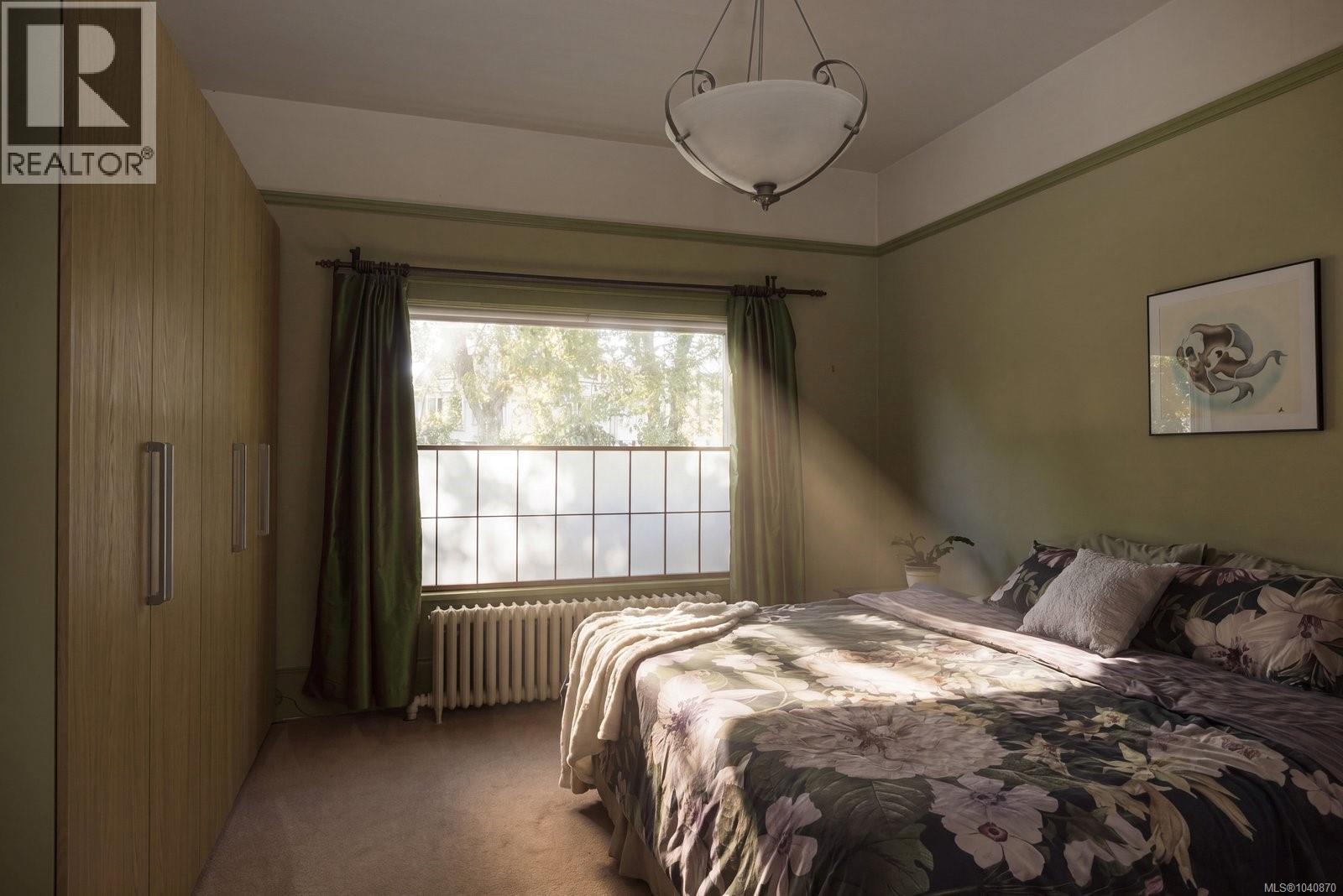 1821 Hollywood Cres - 24