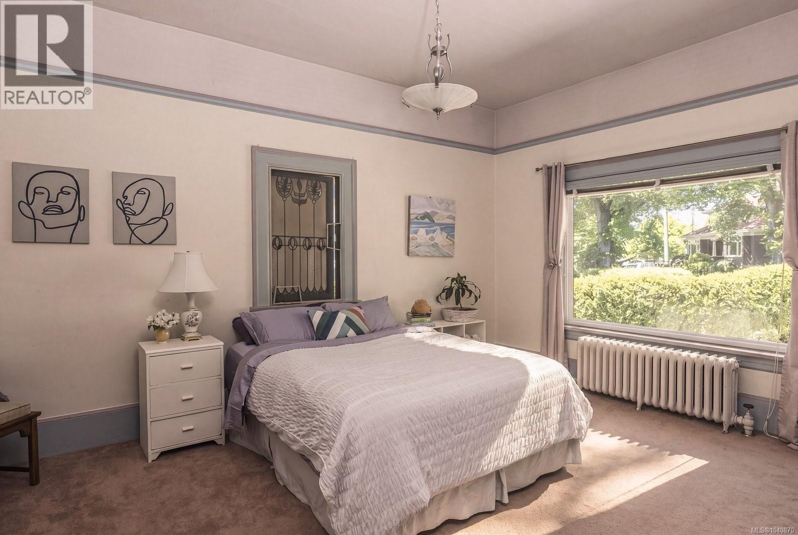 1821 Hollywood Cres - 25