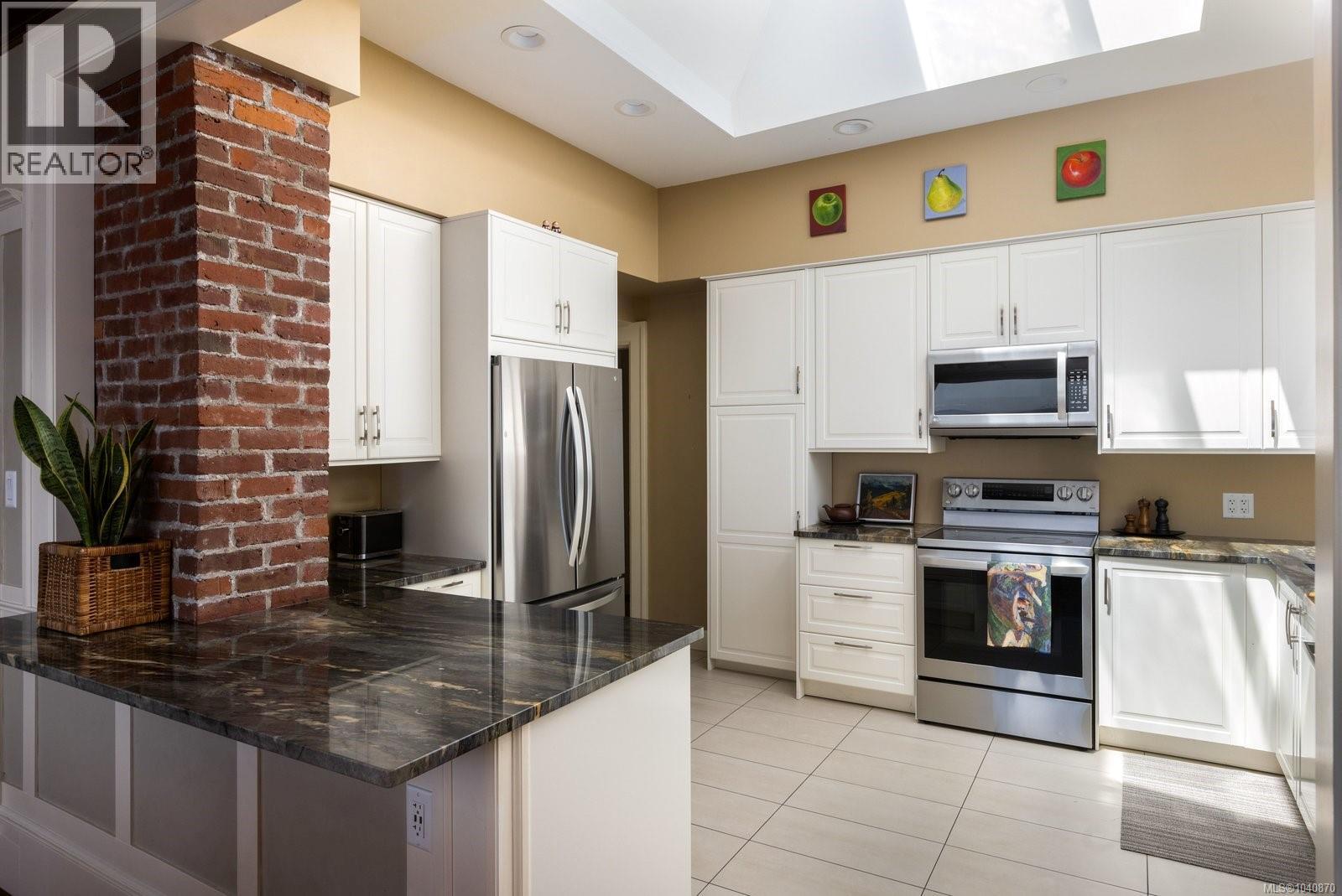 1821 Hollywood Cres - 30