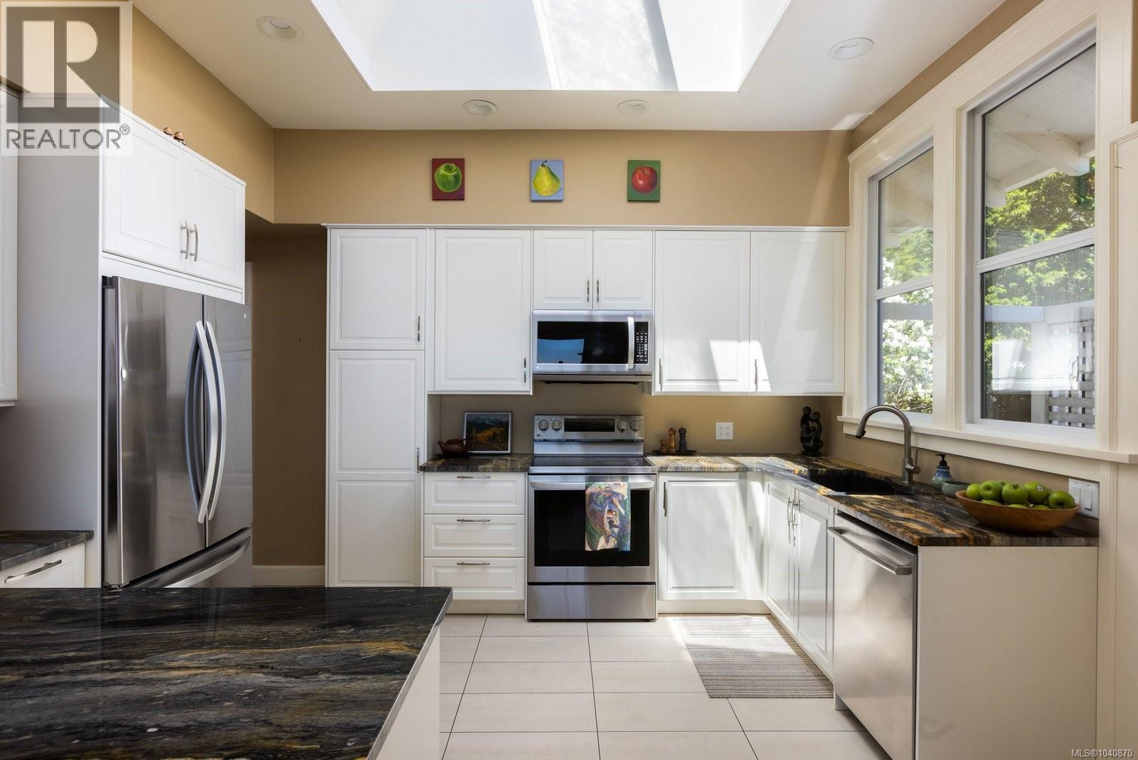 1821 Hollywood Cres - 31