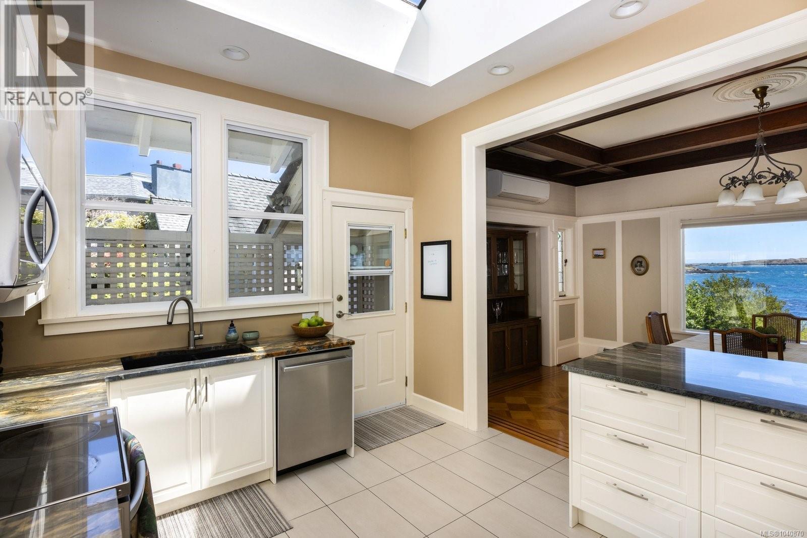 1821 Hollywood Cres - 32