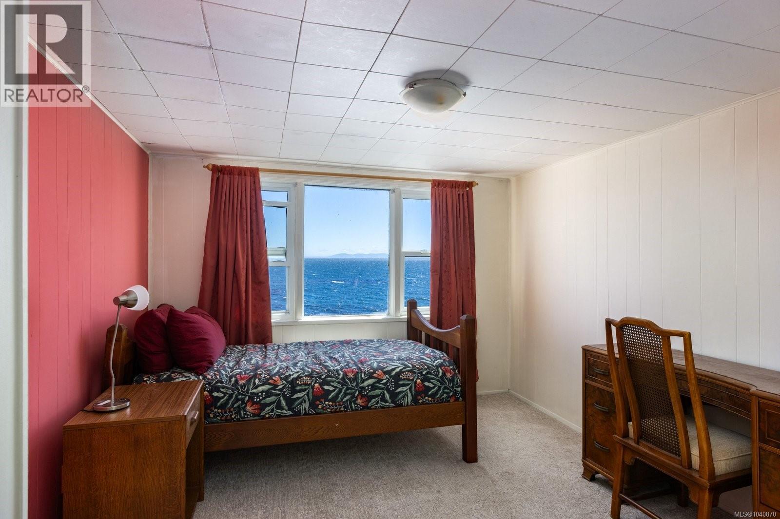 1821 Hollywood Cres - 34