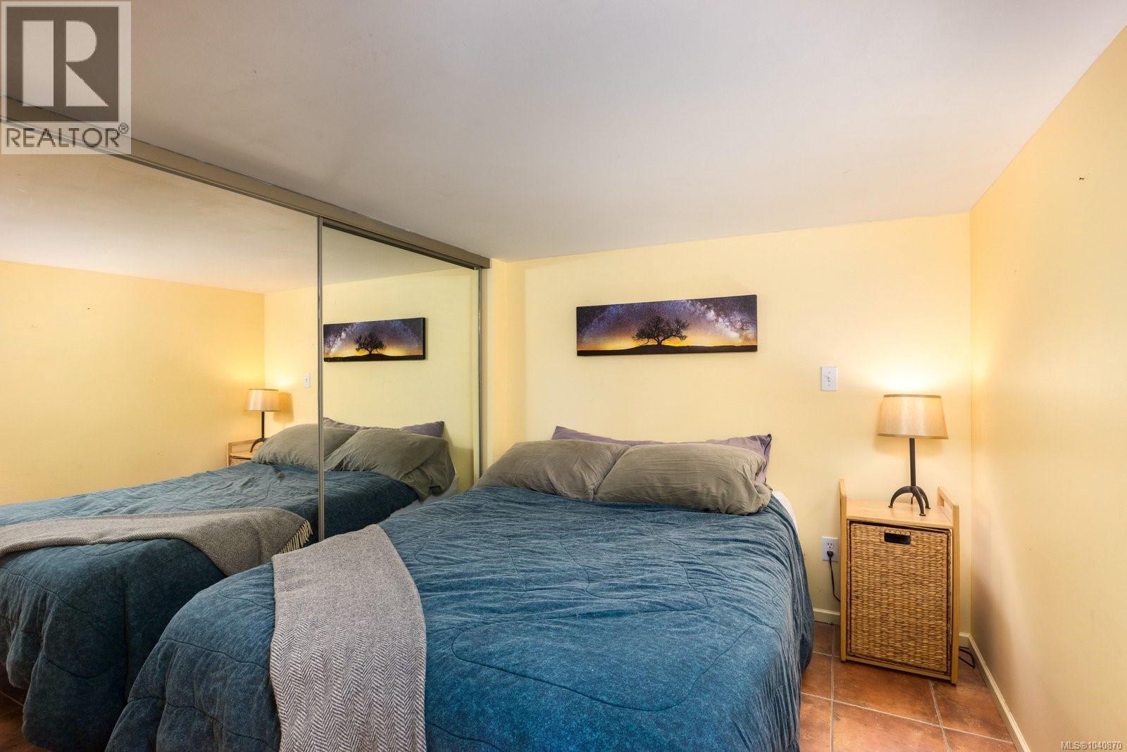 1821 Hollywood Cres - 35