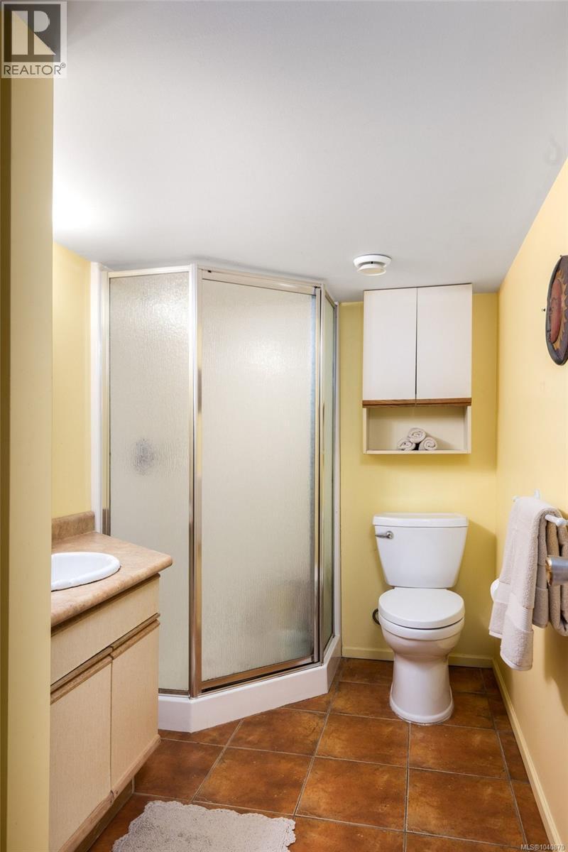 1821 Hollywood Cres - 38