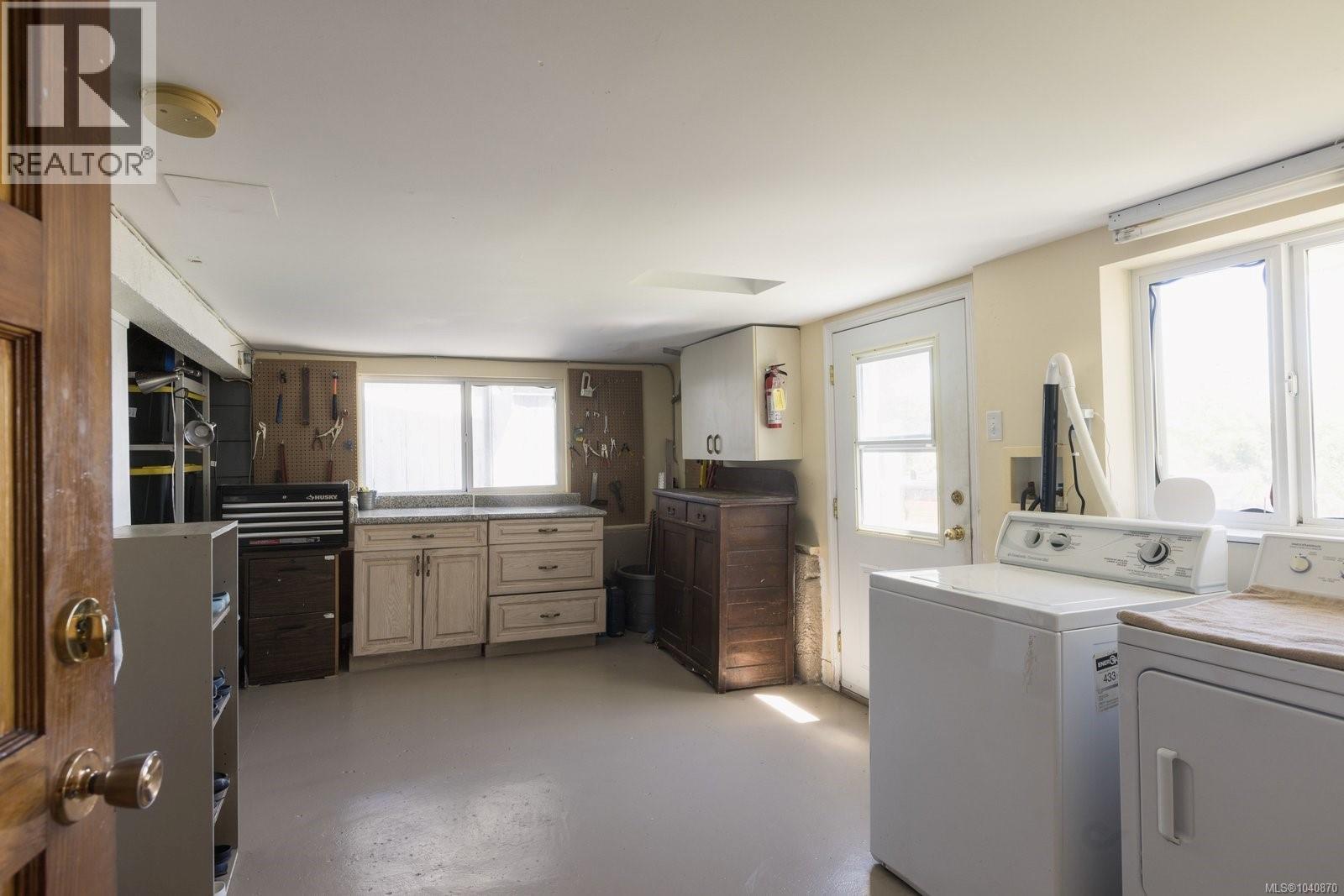 1821 Hollywood Cres - 39