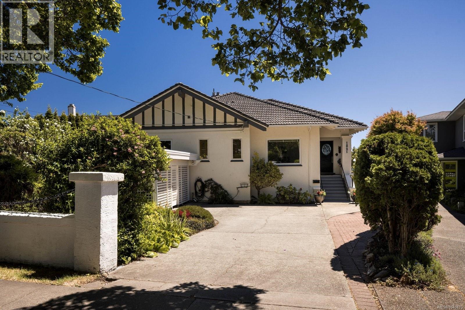 1821 Hollywood Cres - 4