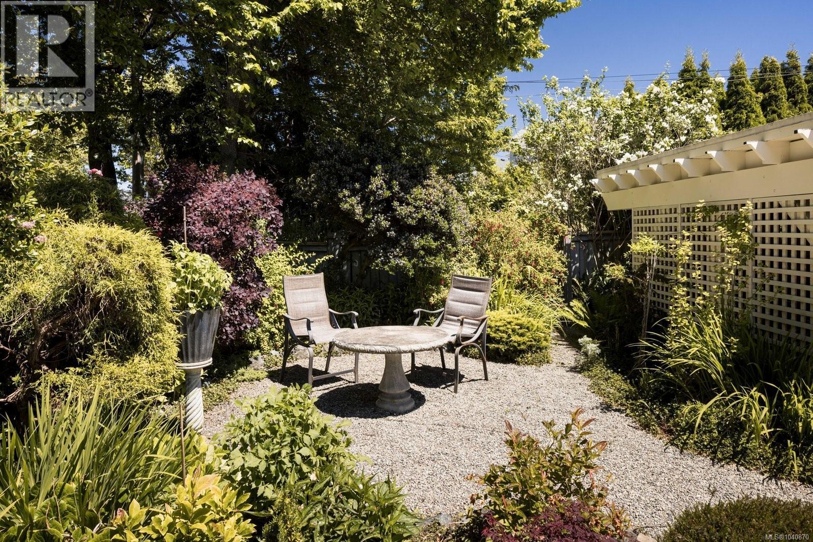 1821 Hollywood Cres - 8