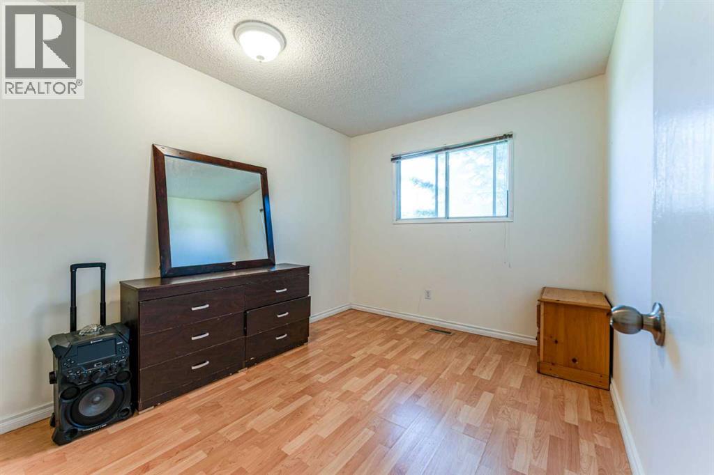 9611 24 Street SW - 17