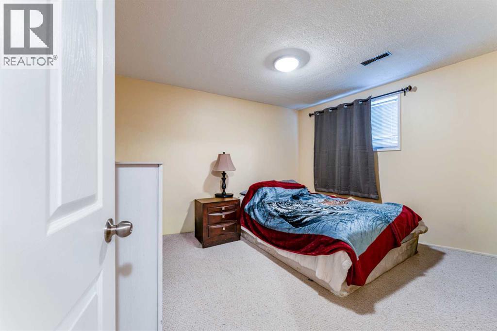 9611 24 Street SW - 31