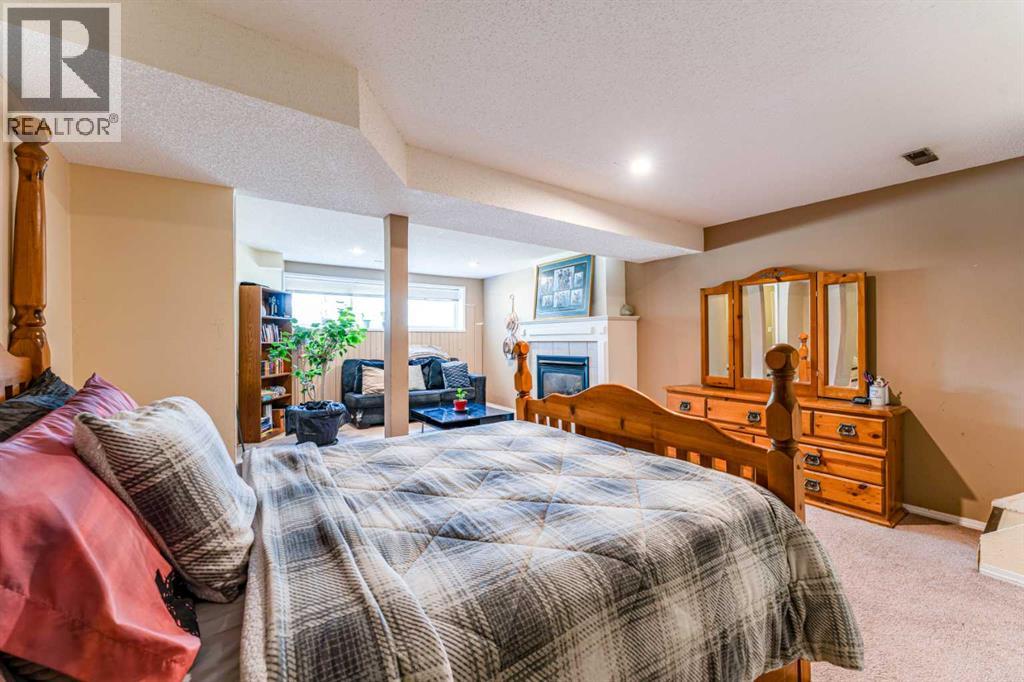 9611 24 Street SW - 39
