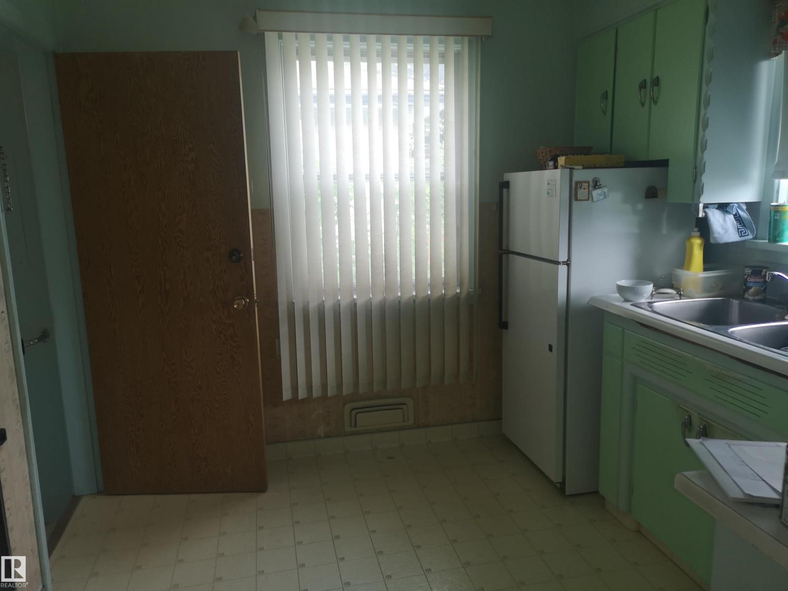8751 76 AV NW NW — photo 11