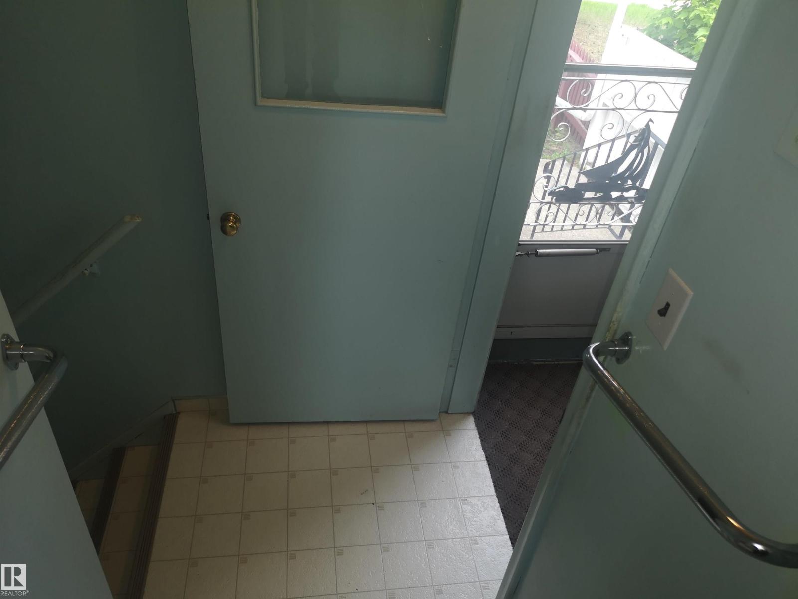 8751 76 AV NW NW — photo 37