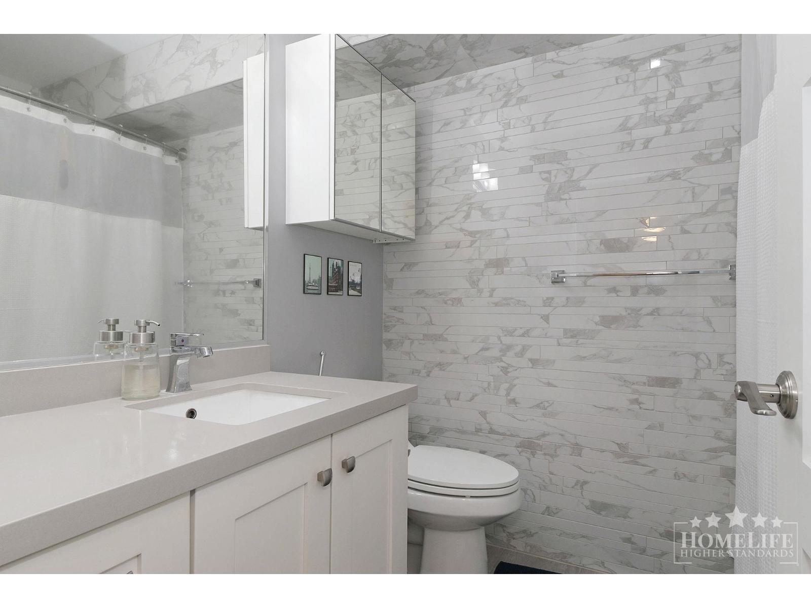 2 1321 FIR STREET, White Rock