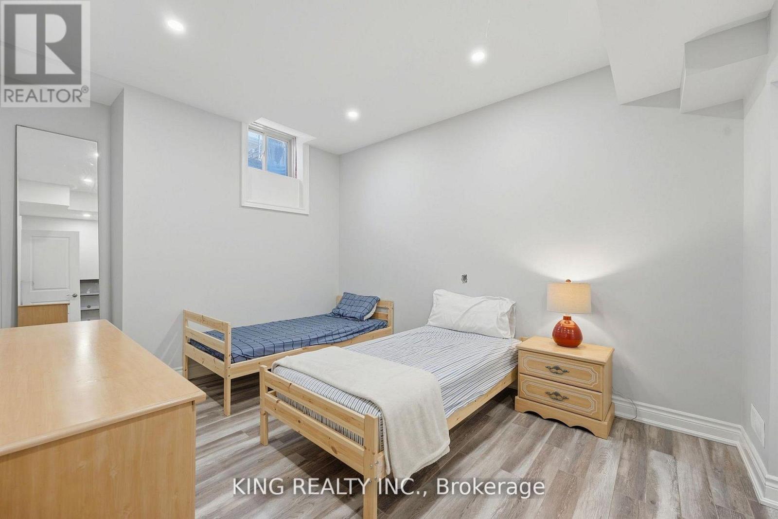 76 CHESNEY CRESCENT - 40