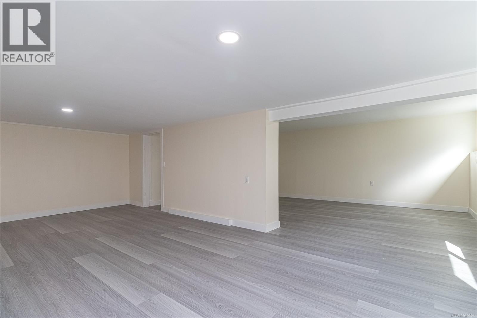 3933 Saanich Rd - 22