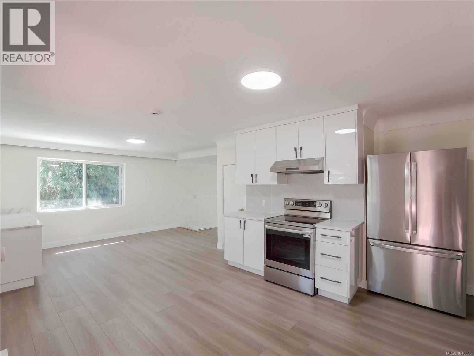 3933 Saanich Rd - 11
