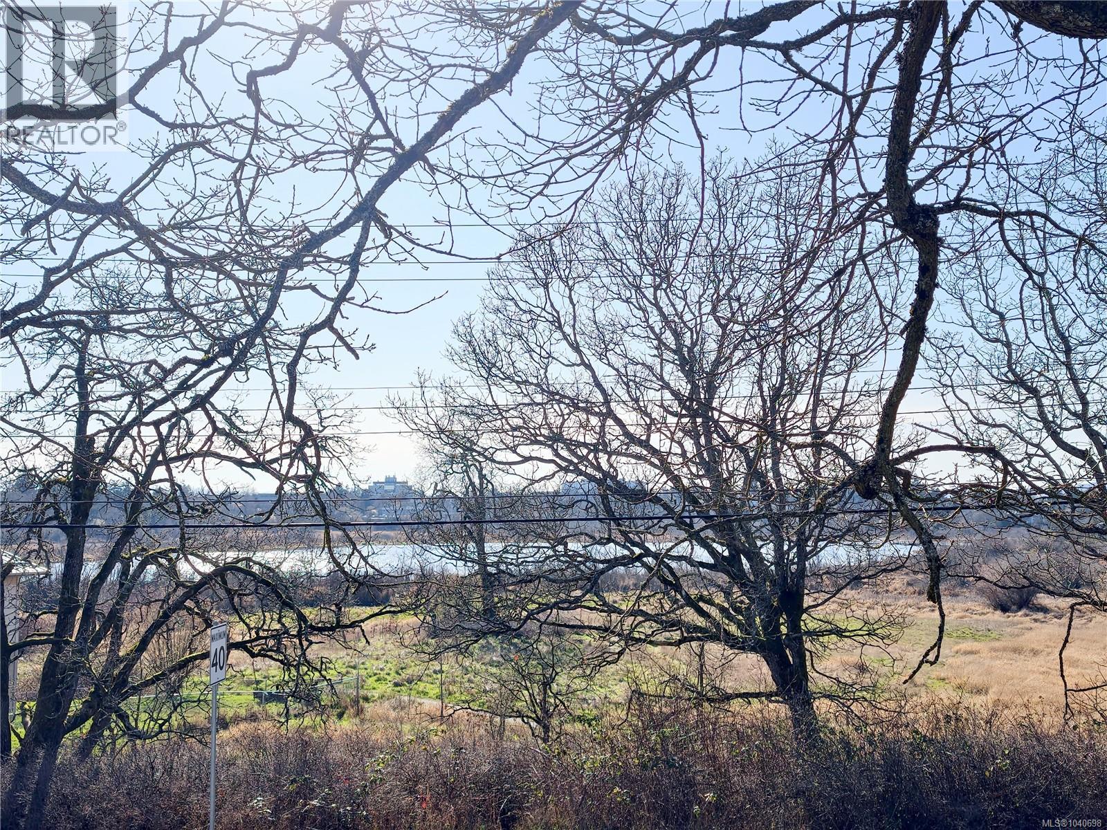 3933 Saanich Rd - 34