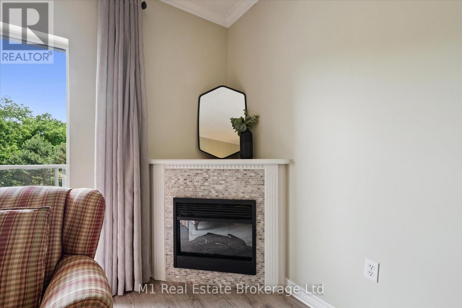 #207 60 WYNDHAM STREET S - 18