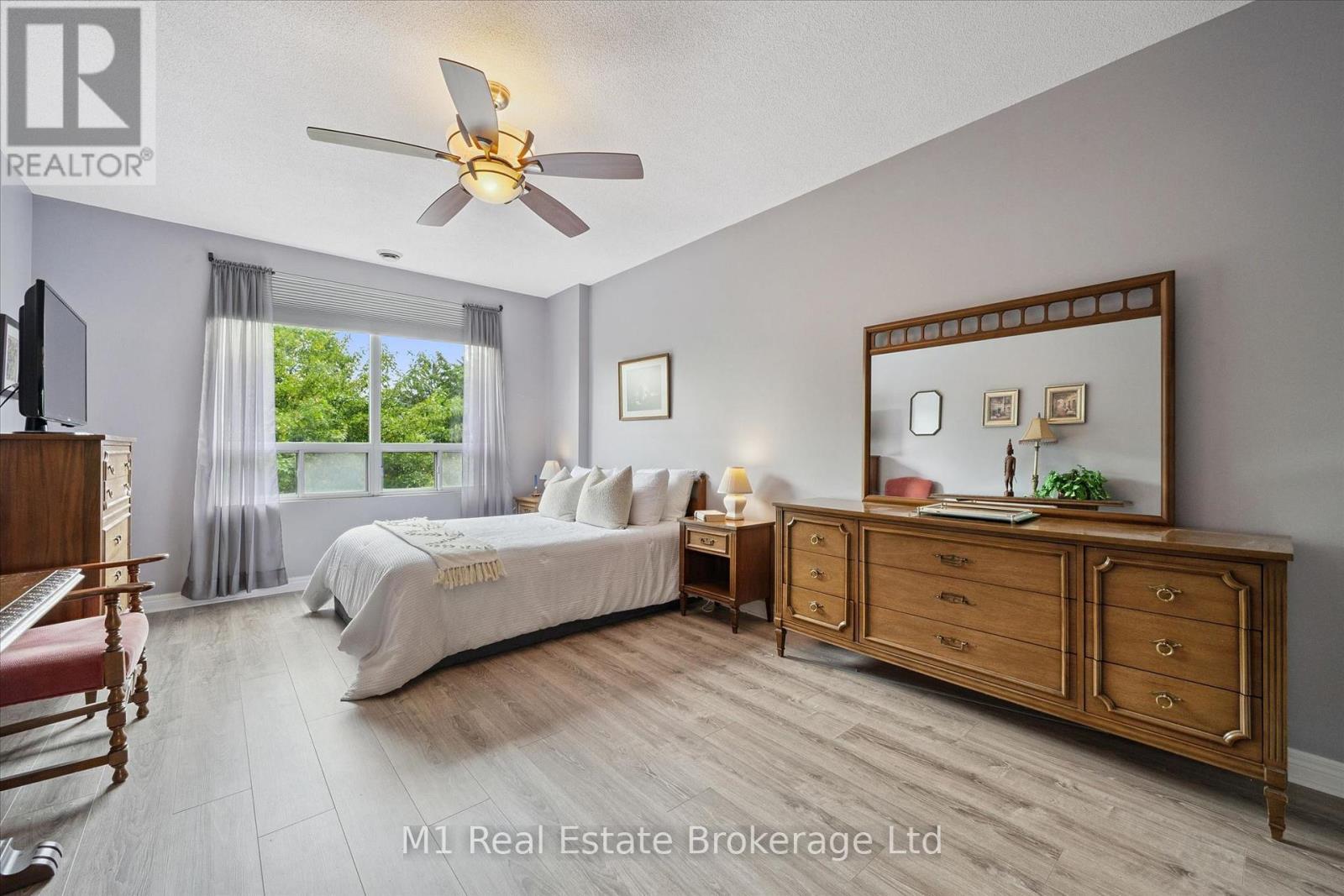 #207 60 WYNDHAM STREET S - 27