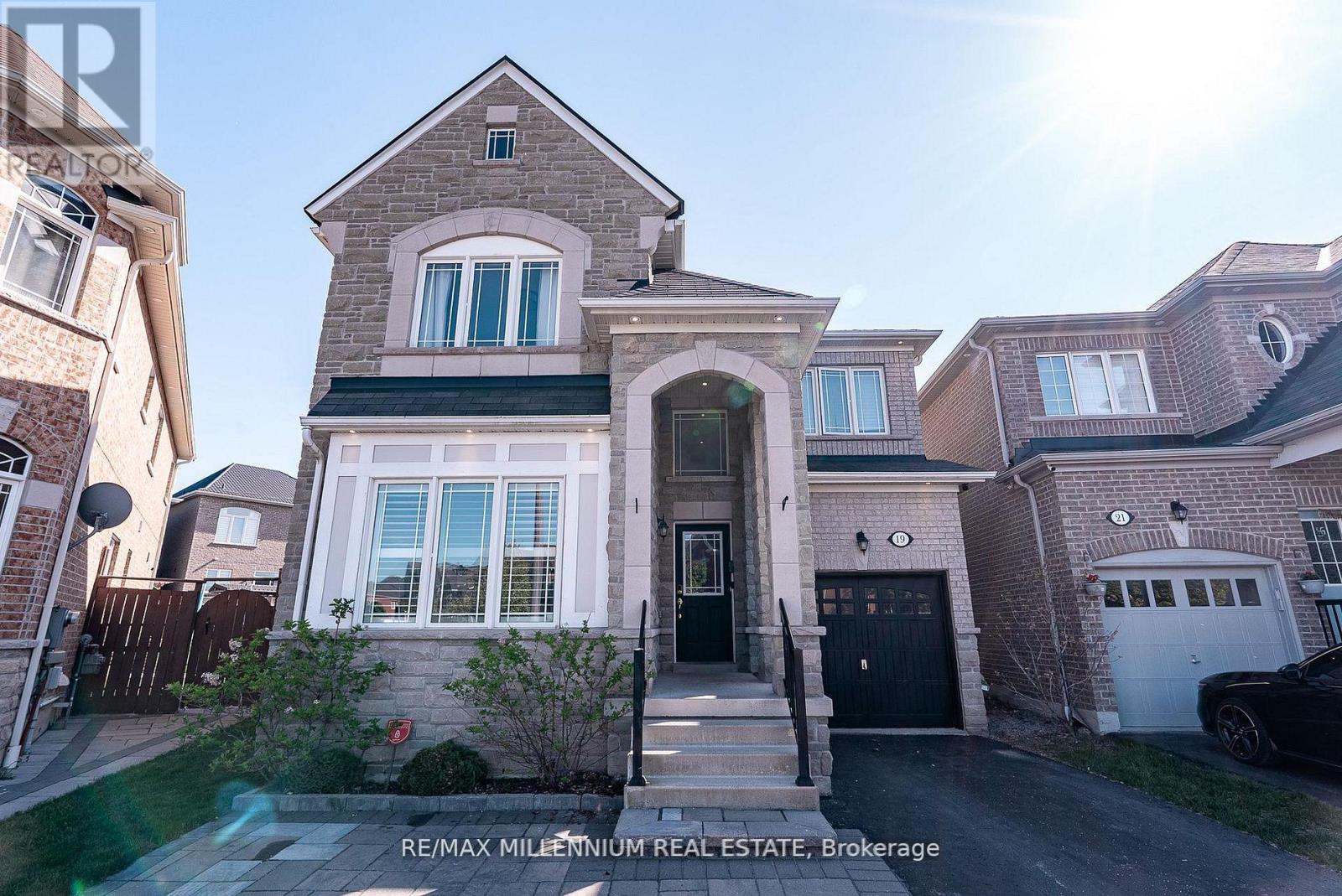 19 BELLOTTI CRESCENT - 1